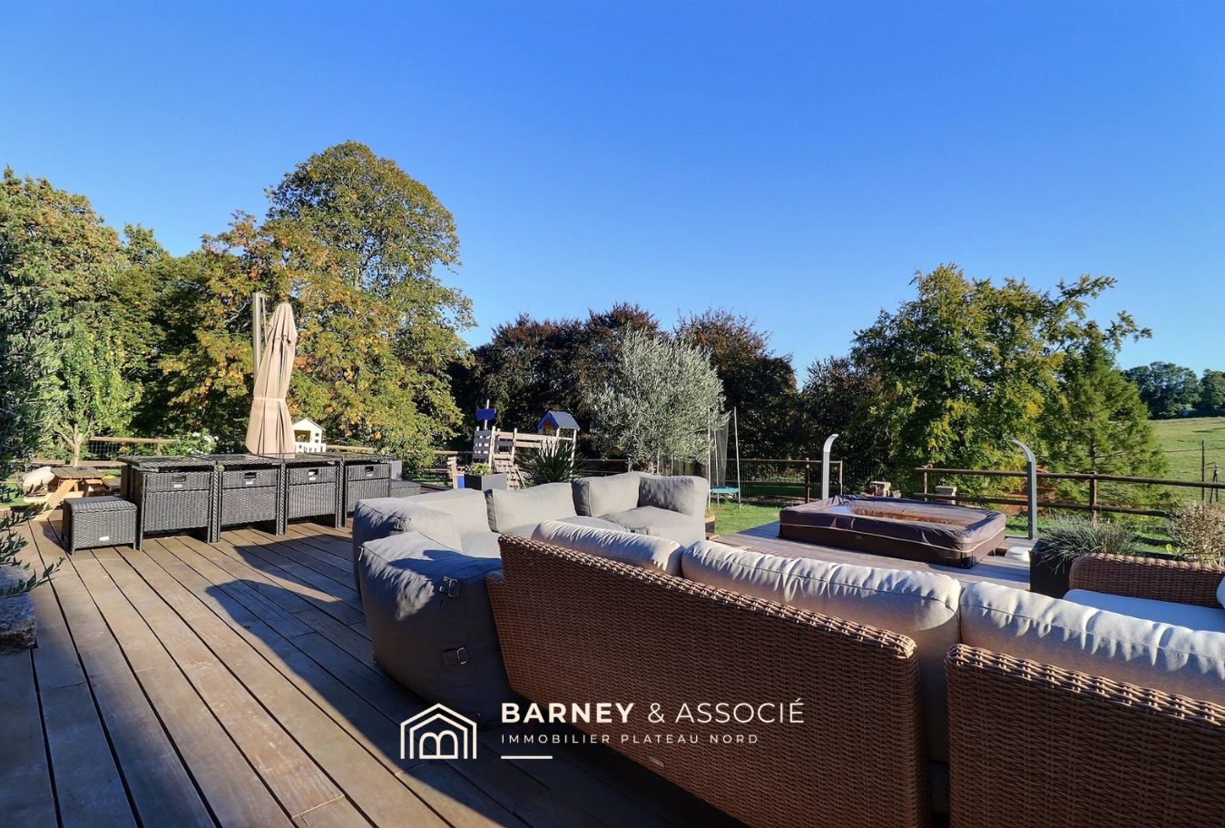 Terrasse en bois avec mobilier de jardin sur une propriété équestre à Esclavelles.