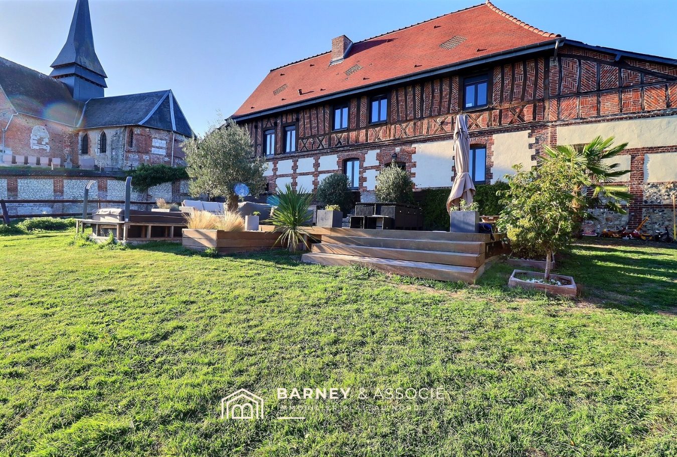Propriété équestre rénovée avec jardin à Esclavelles, entourée de verdure.