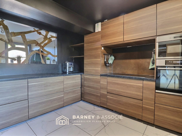 Cuisine moderne avec meubles en bois et équipements intégrés dans une propriété équestre.