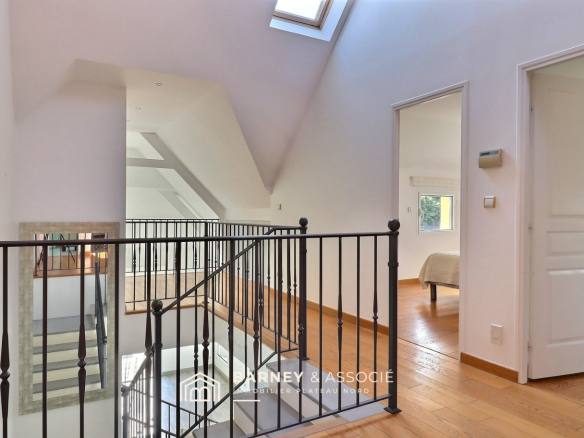Intérieur d'une maison d'architecte avec un escalier et des espaces lumineux à Mont-Saint-Aignan.