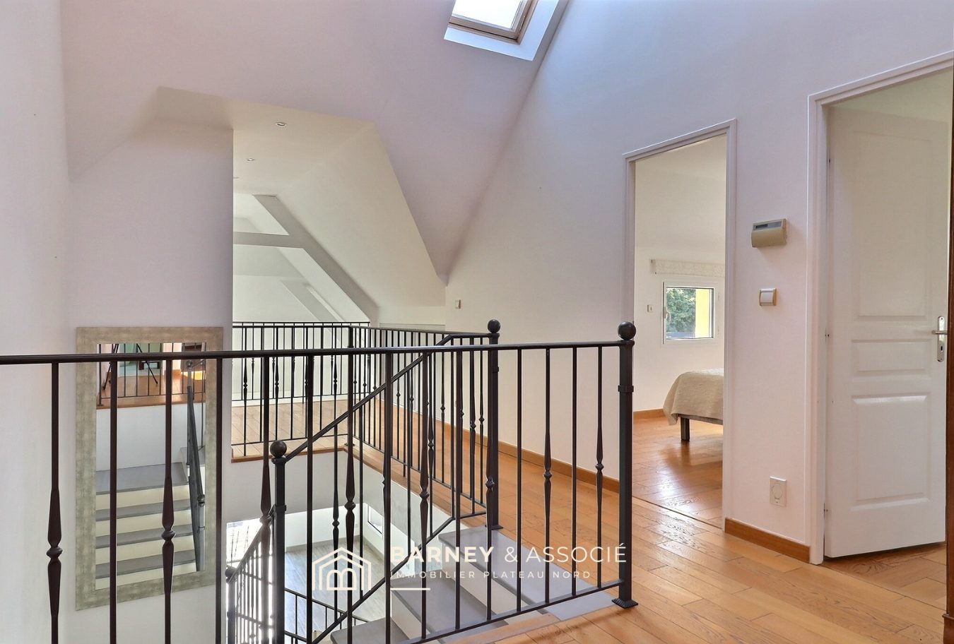 Intérieur d'une maison d'architecte avec un escalier et des espaces lumineux à Mont-Saint-Aignan.
