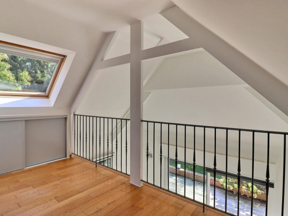 Intérieur d'une maison d'architecte avec un grand espace lumineux et une vue sur le jardin.