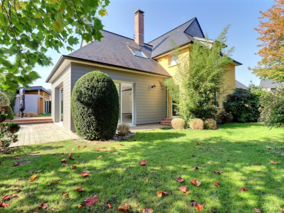 Maison d'architecte avec jardin à Mont-Saint-Aignan, vue extérieure.
