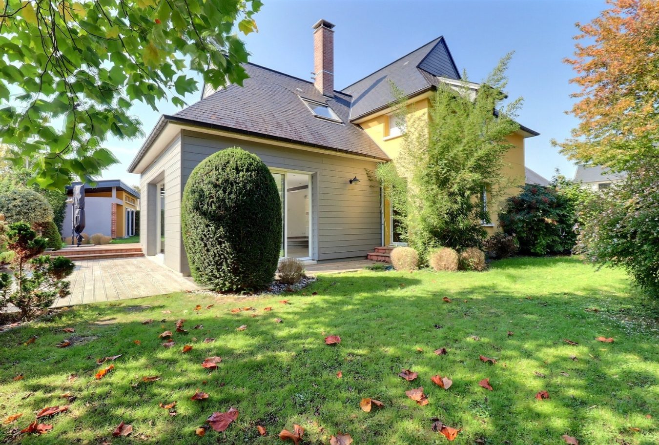 Maison d'architecte avec jardin à Mont-Saint-Aignan, vue extérieure.