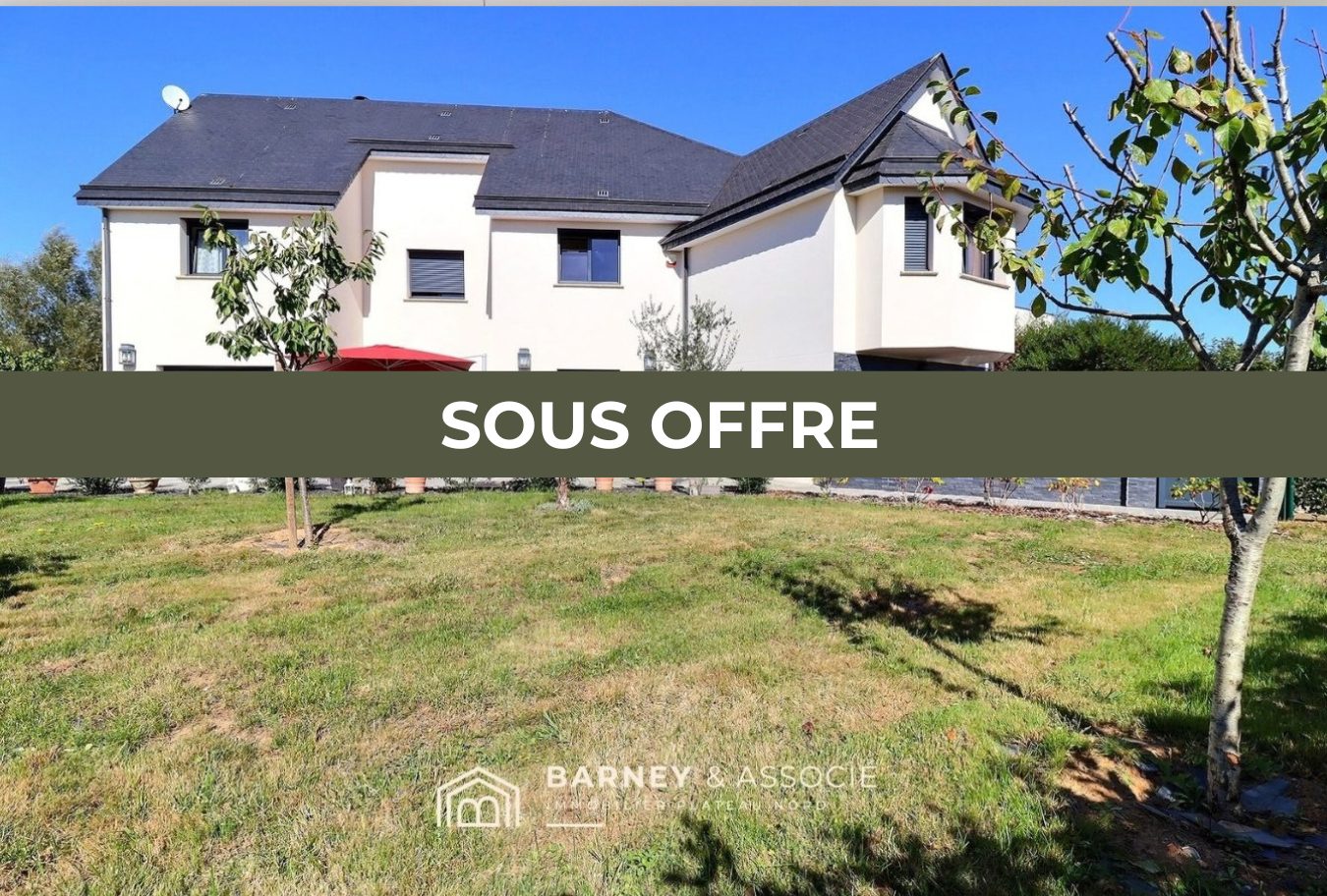 Maison contemporaine avec jardin à Bois-Guillaume, vue depuis l'extérieur.