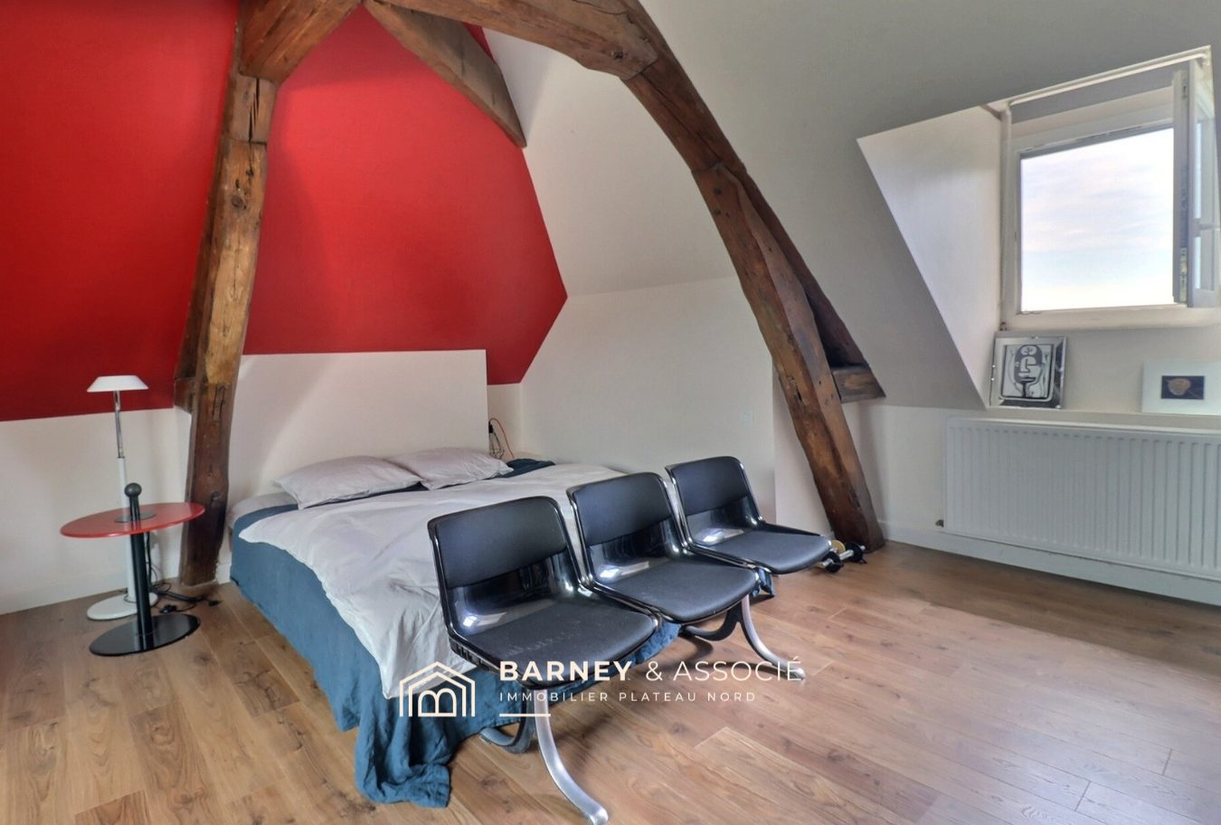 Room in a charming house in Bihorel Room with exposed beams and modern furniture in an old house in Bihorel.