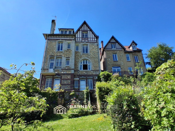 Maison bourgeoise en brique et silex à Mont-Saint-Aignan, vue sur jardin.