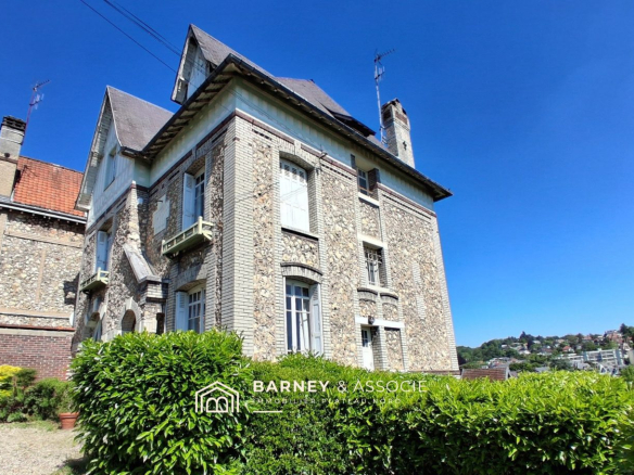 Maison bourgeoise en brique et silex à Mont-Saint-Aignan, vue sur le jardin.