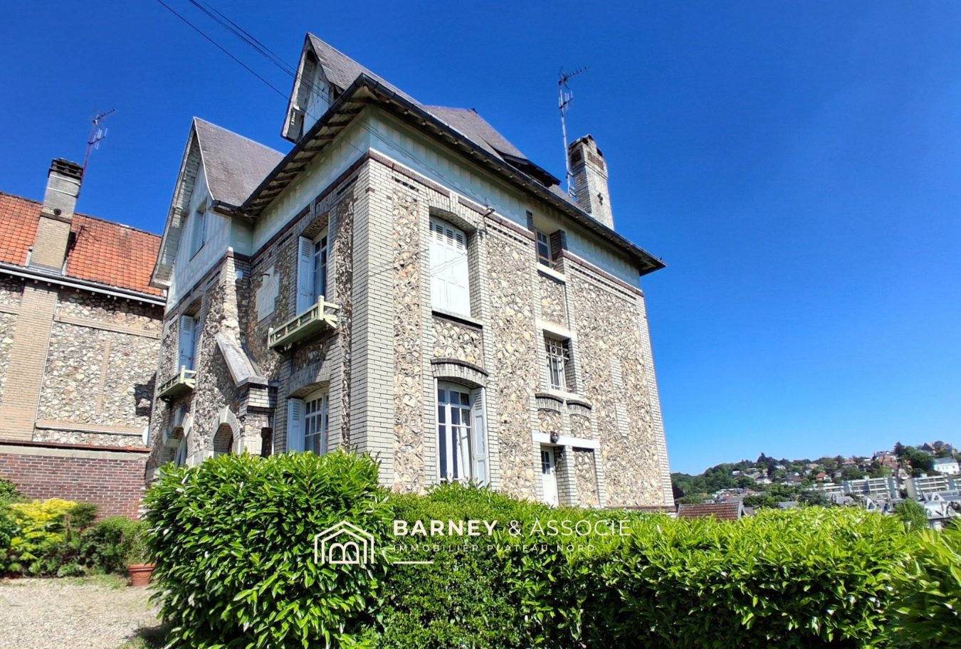 Maison bourgeoise à Mont-Saint-Aignan Maison bourgeoise en brique et silex à Mont-Saint-Aignan, vue sur le jardin.