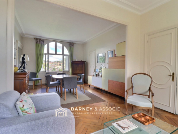 Intérieur d'une maison bourgeoise avec mobilier classique et vue sur le jardin.