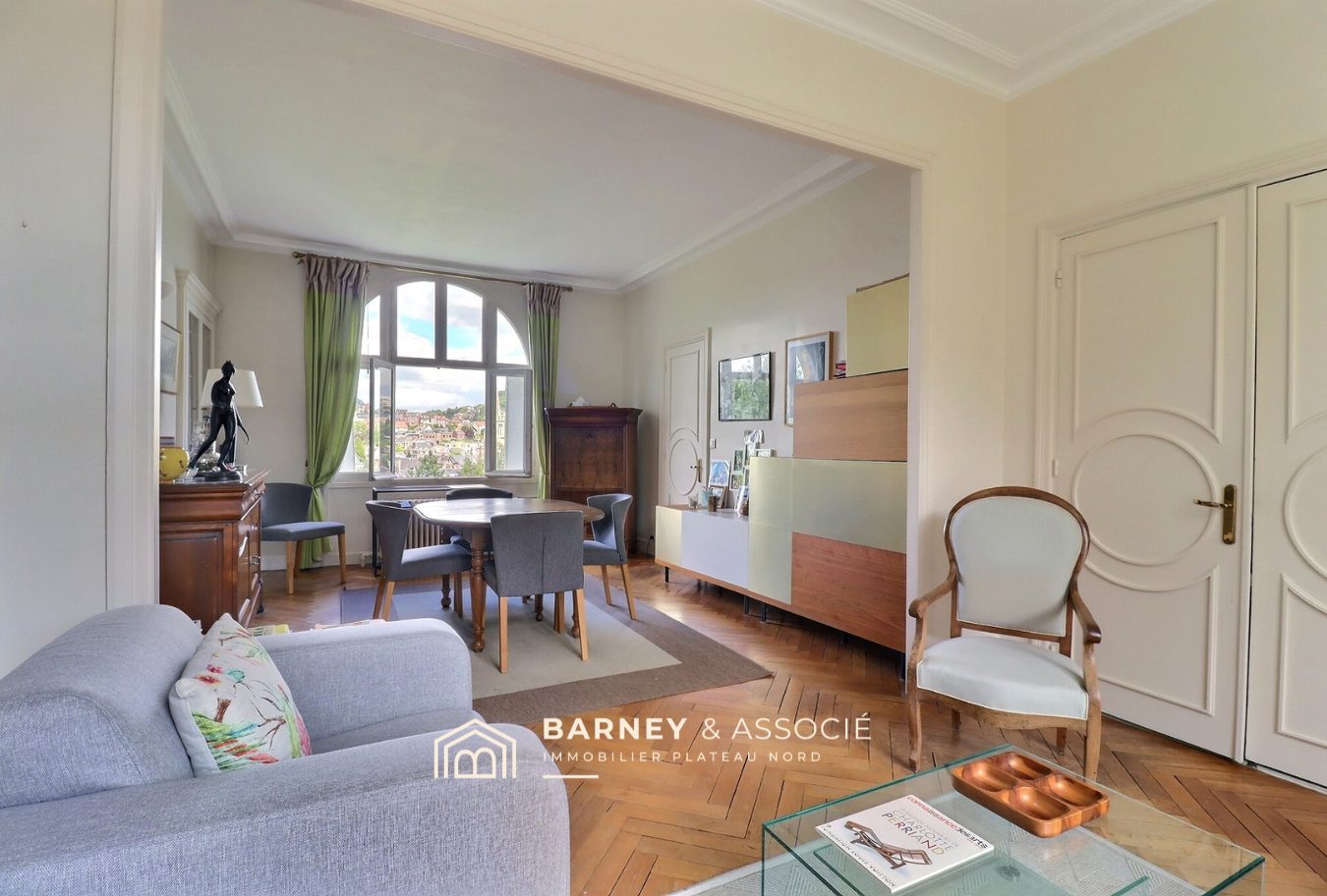 Intérieur d’une maison bourgeoise à Mont-Saint-Aignan Intérieur d'une maison bourgeoise avec mobilier classique et vue sur le jardin.