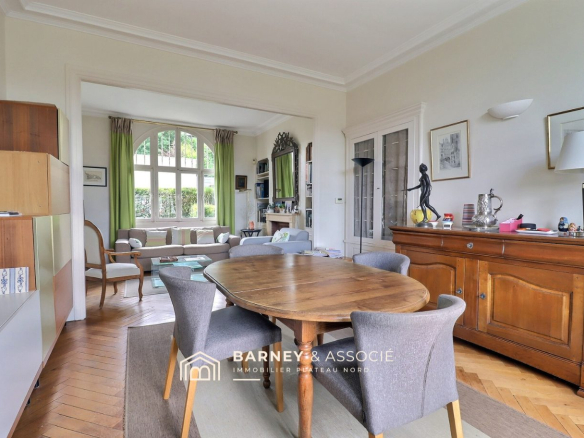 Intérieur d'une maison bourgeoise à Mont-Saint-Aignan avec salle à manger et salon lumineux.
