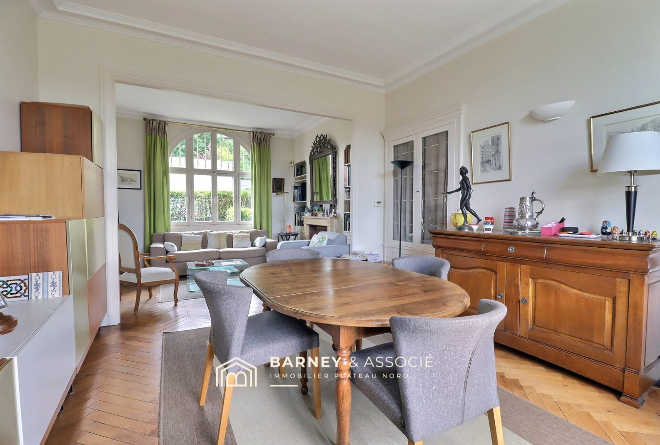 Intérieur d’une maison bourgeoise Intérieur d'une maison bourgeoise à Mont-Saint-Aignan avec salle à manger et salon lumineux.