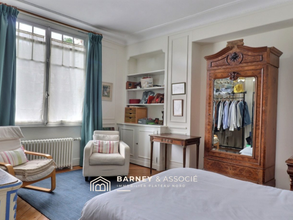 Chambre d'une maison bourgeoise avec mobilier ancien à Mont-Saint-Aignan.