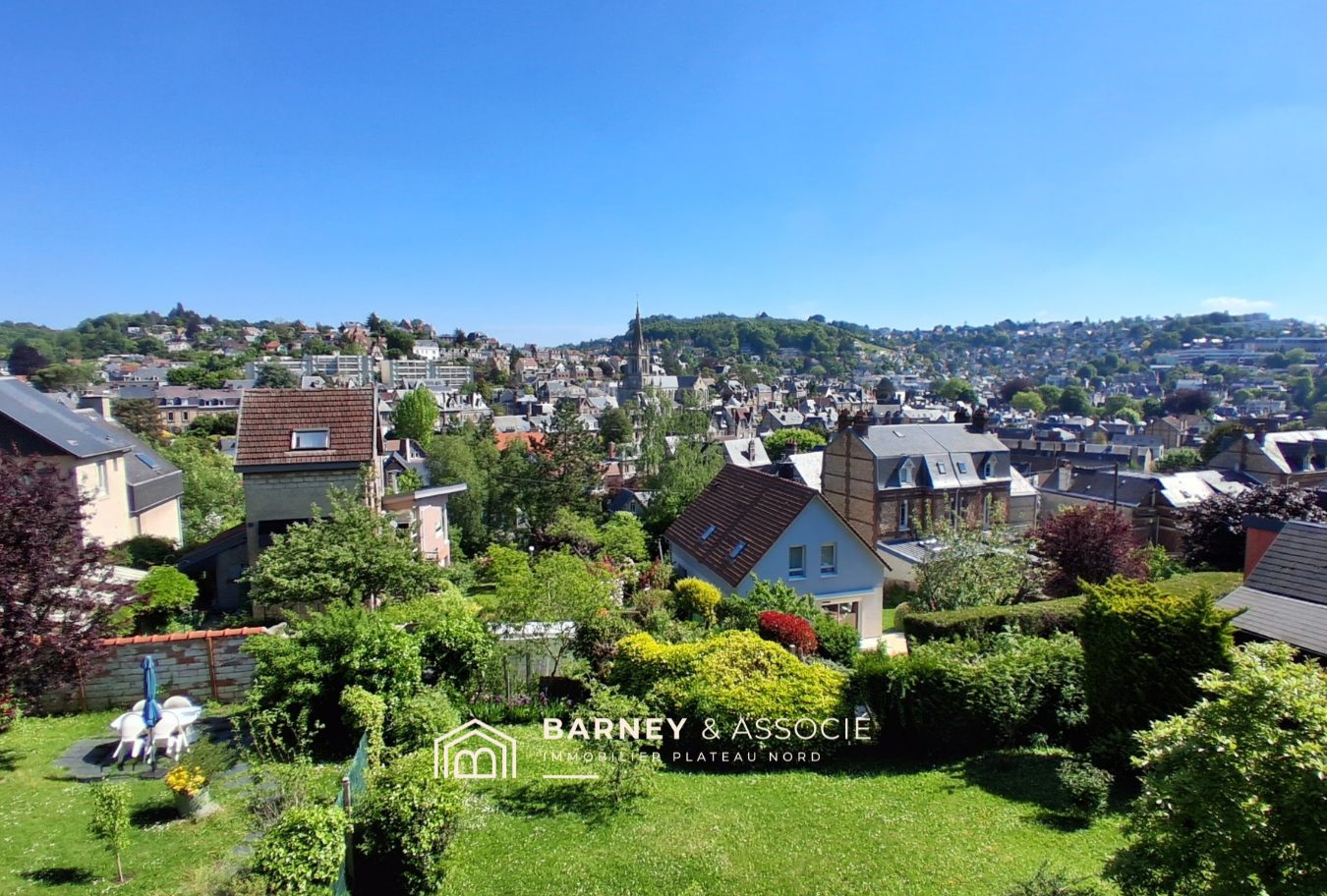 Vue sur Mont-Saint-Aignan Vue panoramique sur Mont-Saint-Aignan avec maisons et jardins.