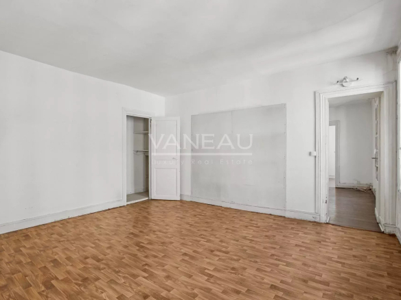 Paris 2nd – Rue Sainte-Apolline – Three rooms to renovate –