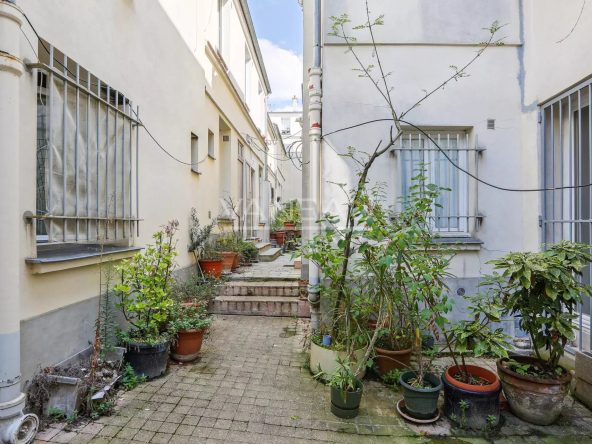 Paris Xe – Duplex atypique avec devanture boutique comme “une petite maison” –