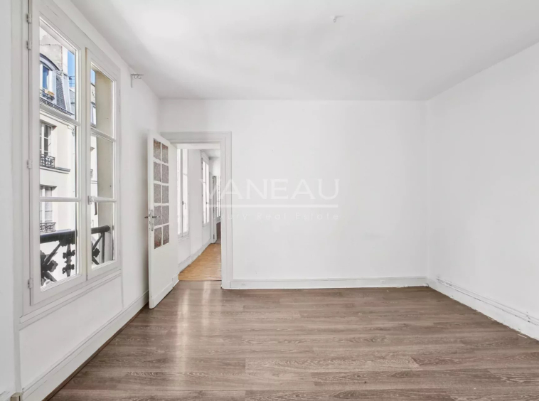 Paris 2nd – Three rooms to renovate – great potential –