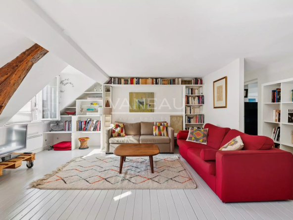 PARIS 9th – In the heart of New Athens – Exceptional three-room apartment – ​​Cozy and calm –