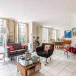 Paris XVIIIe – Maison de ville familiale avec cour à l’avant plein sud –