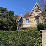 Sèvres – Quartier Brancas, rive droite – Maison meulière classée adossée au parc de Saint-Coud –