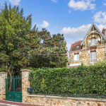 Sèvres – Quartier Brancas, rive droite – Maison meulière classée adossée au parc de Saint-Coud –