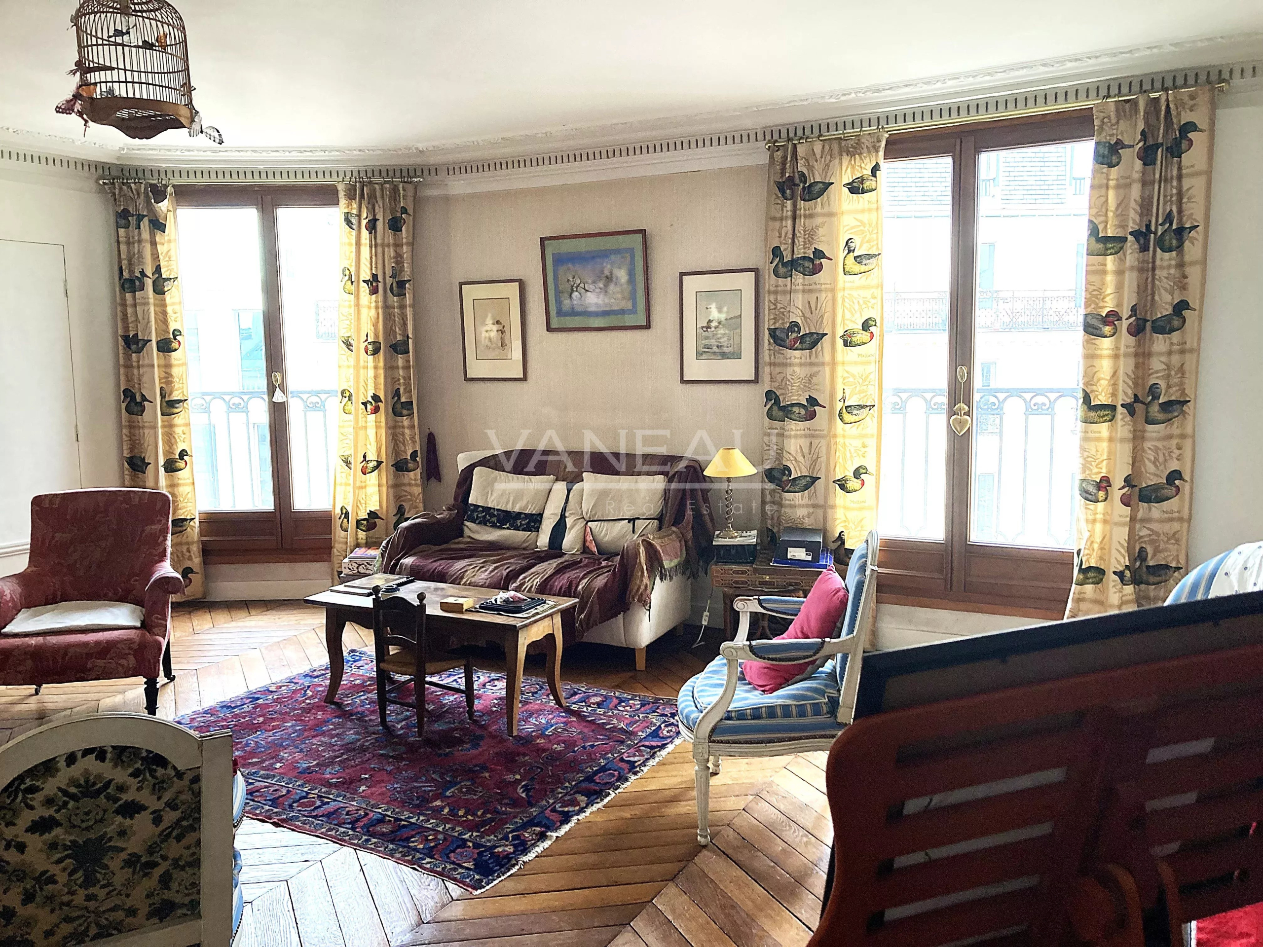 PARIS 9th – Large Apartment – ​​230 m² – 5 bedrooms –