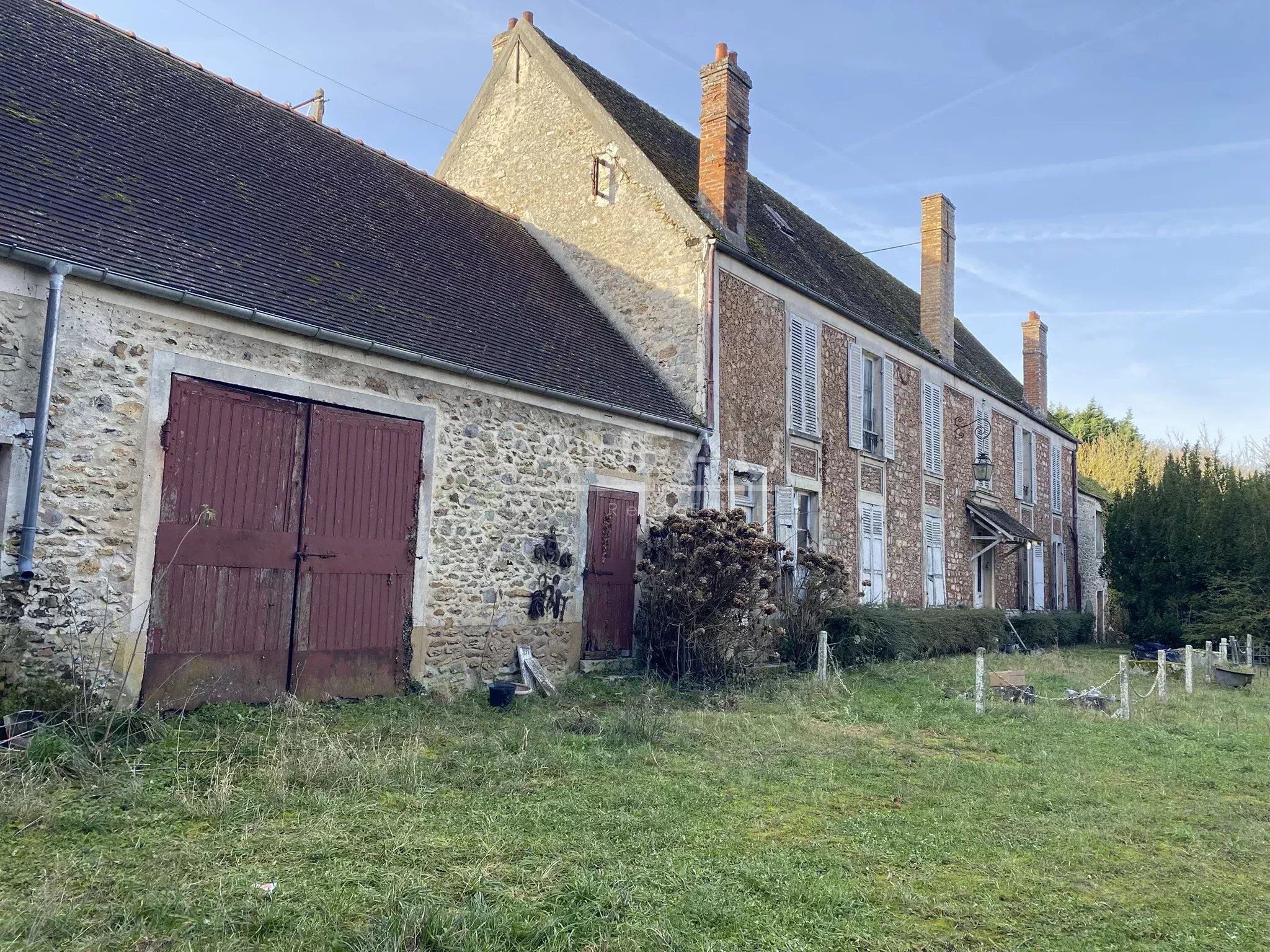 e639b661ce879ea6aa17101a024ddbc2_838bbdc2a6_2048-original Row of old stone houses with white shutters and tall chimneys, set along a grassy front yard under a clear blue sky across a slate roof terrace left side.