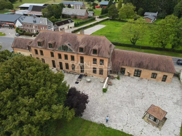 Vue aérienne du Manoir Henri IV, ancien Relais de Poste à Saint-André-sur-Cailly, avec son espace extérieur.