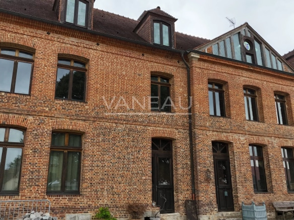 Façade rénovée du Manoir Henri IV, ancien relais de poste à Saint-André-sur-Cailly.