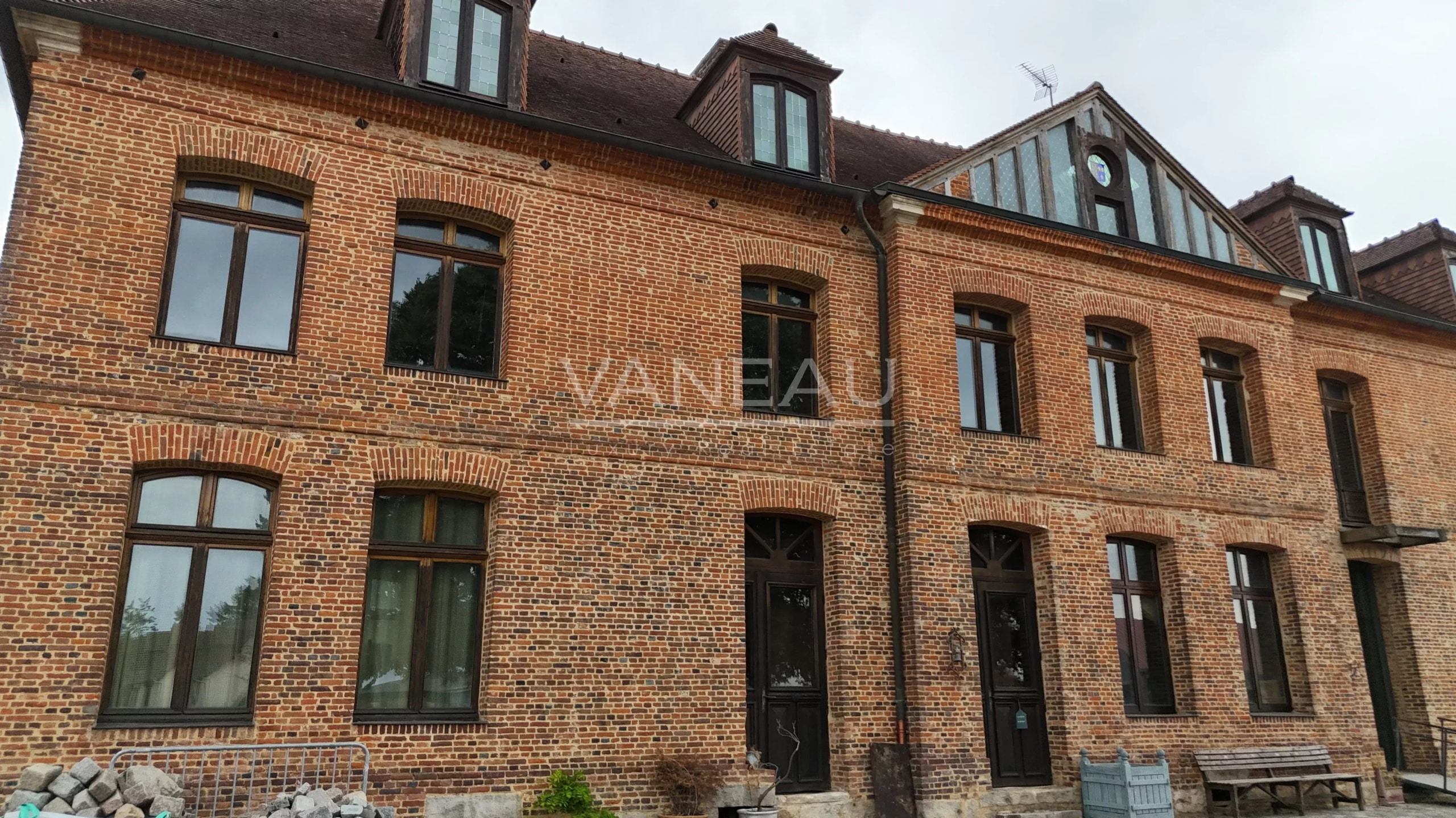 Façade rénovée du Manoir Henri IV, ancien relais de poste à Saint-André-sur-Cailly.