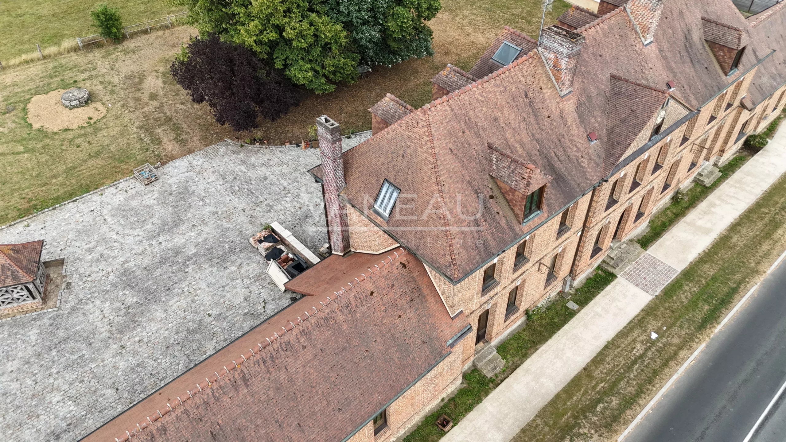 Vue aérienne du Manoir Henri IV, ancien Relais de Poste à Saint-André-sur-Cailly.
