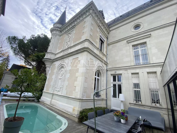 Manoir rénové avec piscine et jardin à Angers, montrant une architecture élégante et des espaces extérieurs.