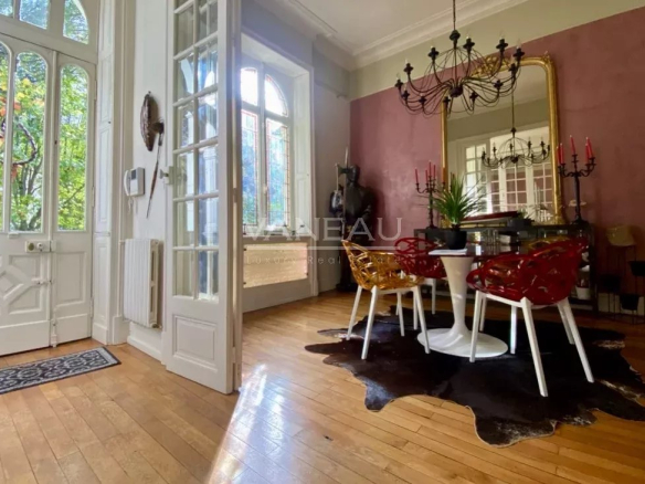 Intérieur d'un manoir rénové à Angers, avec un salon lumineux et une décoration élégante.