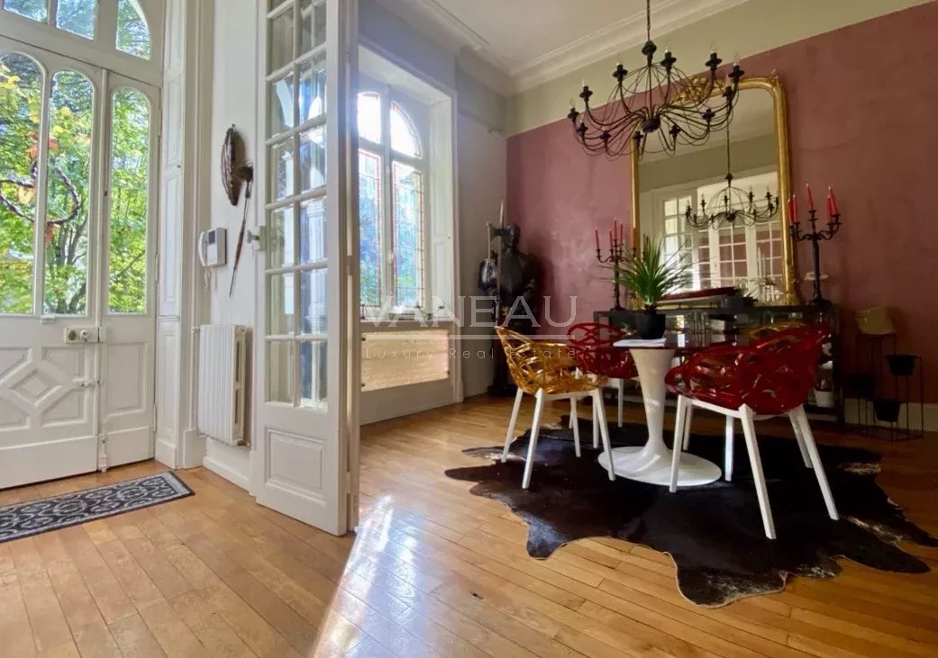 Intérieur d'un manoir rénové à Angers, avec un salon lumineux et une décoration élégante.