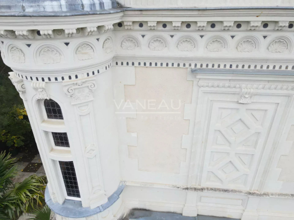 Détail architectural d'un manoir rénové à Angers, montrant des ornements et des fenêtres.