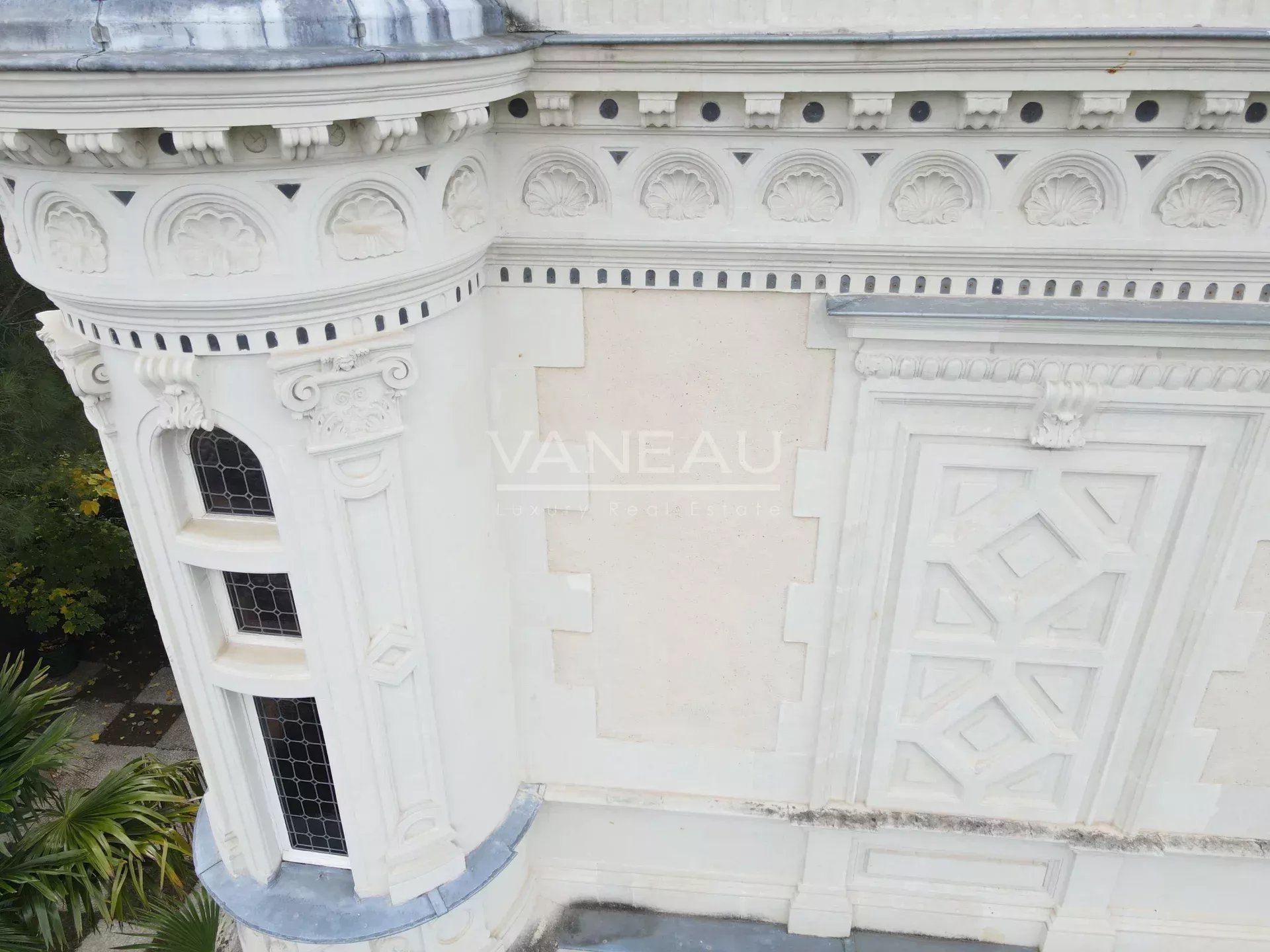 Détail architectural d'un manoir rénové à Angers, montrant des ornements et des fenêtres.
