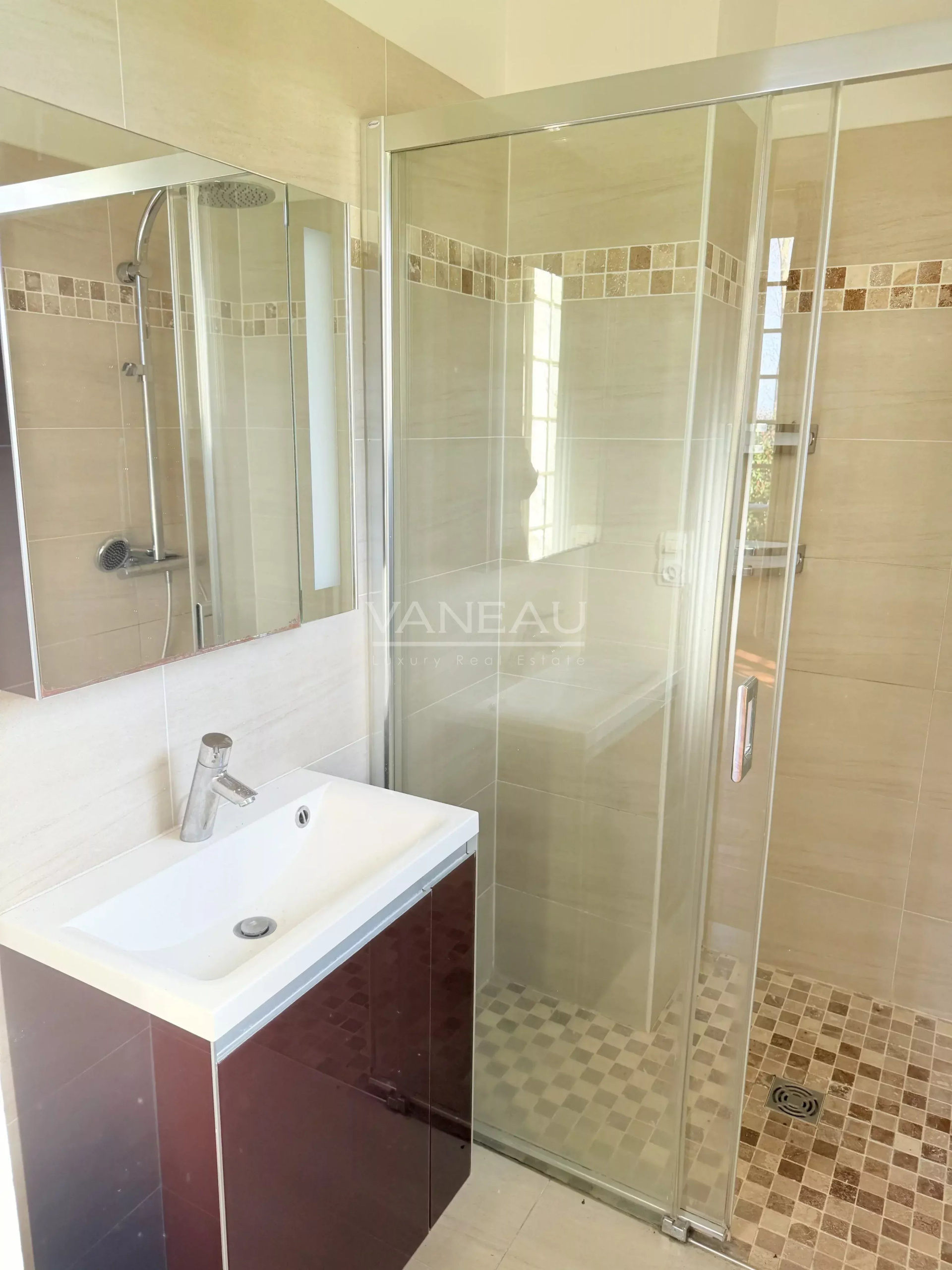 Bathroom in a farmhouse Modern bathroom with shower and sink in a farmhouse in La Chapelle-Gauthier.