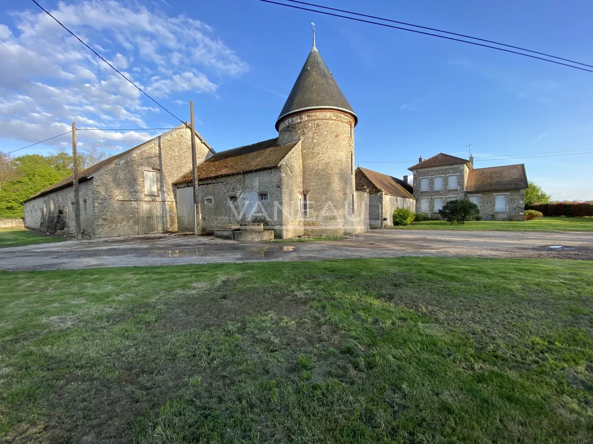Farmhouse in La Chapelle-Gauthier Historic farmhouse with a stone building and a conical roof in La Chapelle-Gauthier.