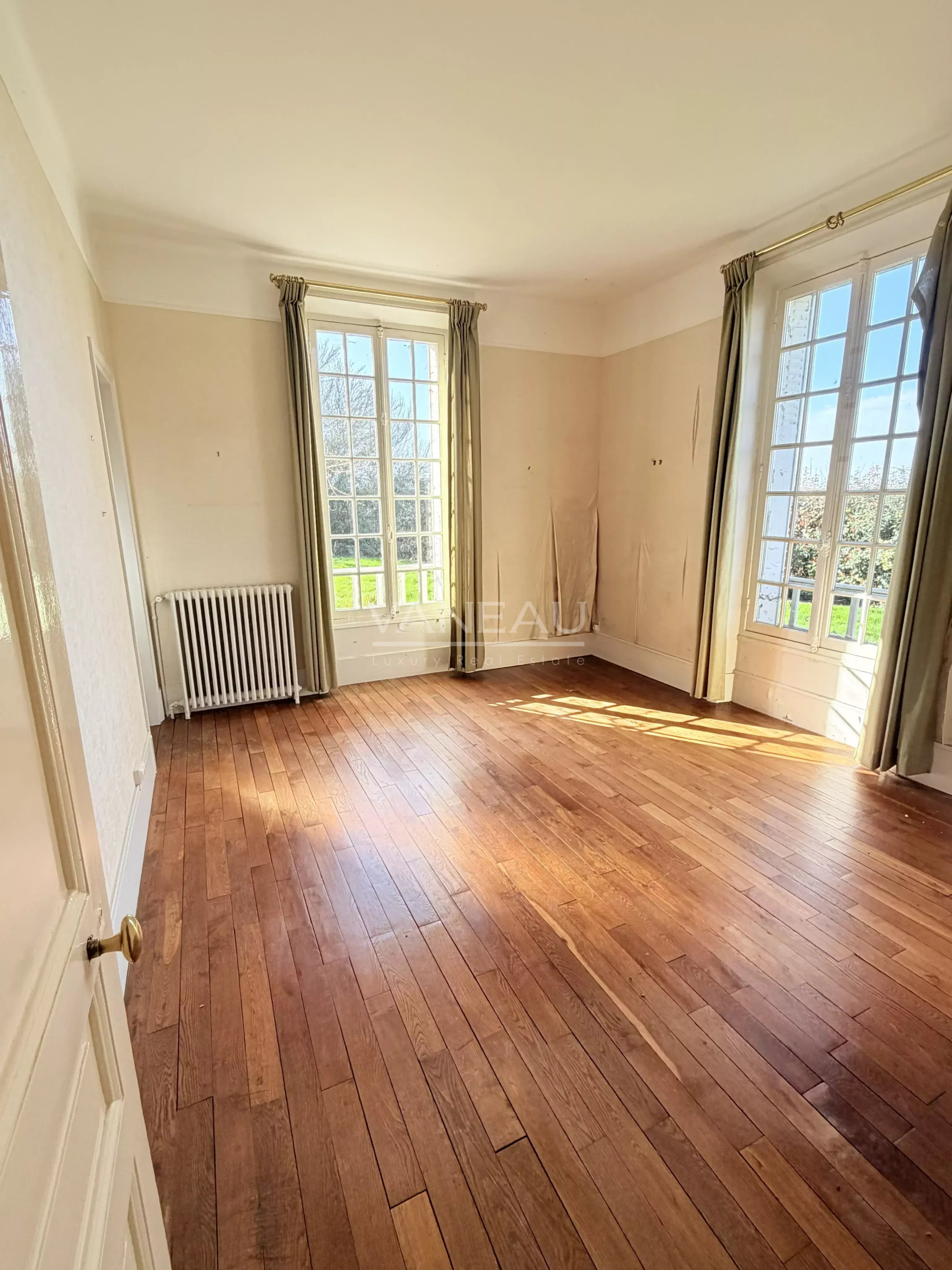 Interior of a house in La Chapelle-Gauthier Interior of a house with wooden parquet flooring and large windows, La Chapelle-Gauthier.
