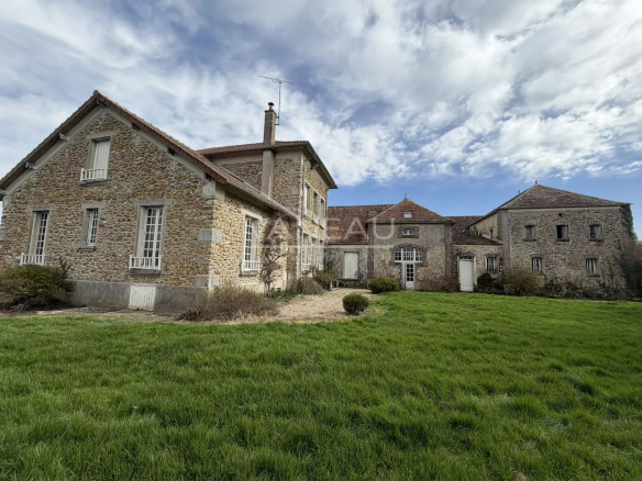 Historic farmhouse with dwelling house in La Chapelle-Gauthier, Seine-et-Marne.