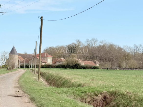 Historic farmhouse with dwelling house in La Chapelle-Gauthier, surrounded by greenery.