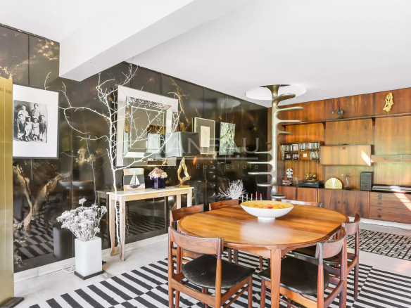 Intérieur d'une maison d'architecte moderne avec un salon et une salle à manger élégants.