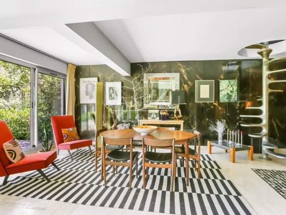 Intérieur d'une maison d'architecte moderne avec salle à manger, meubles design et décor contemporain.
