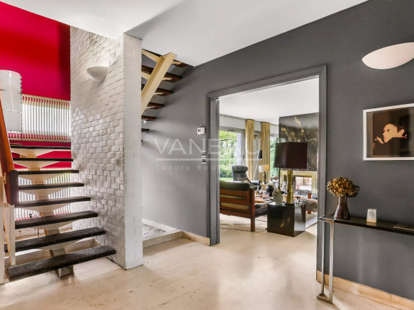 Intérieur d'une maison d'architecte moderne avec escalier et salon lumineux