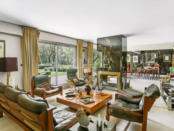 Intérieur d'une maison d'architecte moderne avec un salon spacieux et une cheminée.