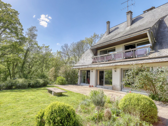 Maison d'architecte moderne avec toitures asymétriques à Nointot, Normandie, entourée de verdure.