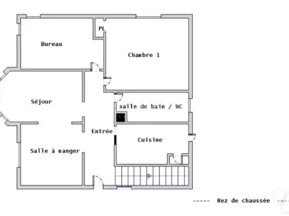 Plan du rez-de-chaussée d'une maison avec séjour, salle à manger, cuisine et chambre.