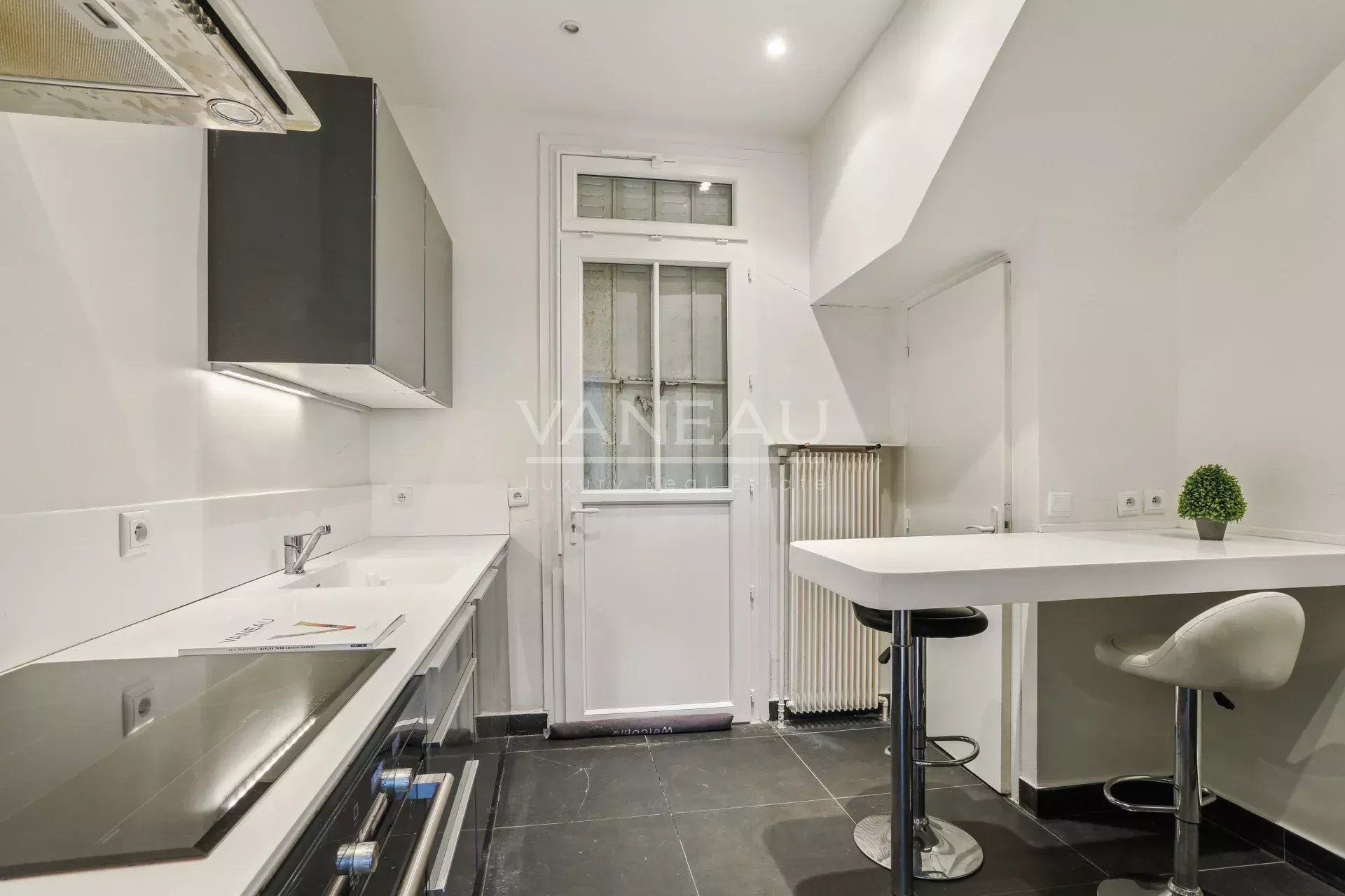 Cuisine d’une maison familiale à Sceaux Cuisine moderne et lumineuse avec accès à l'extérieur dans une maison rénovée à Sceaux.