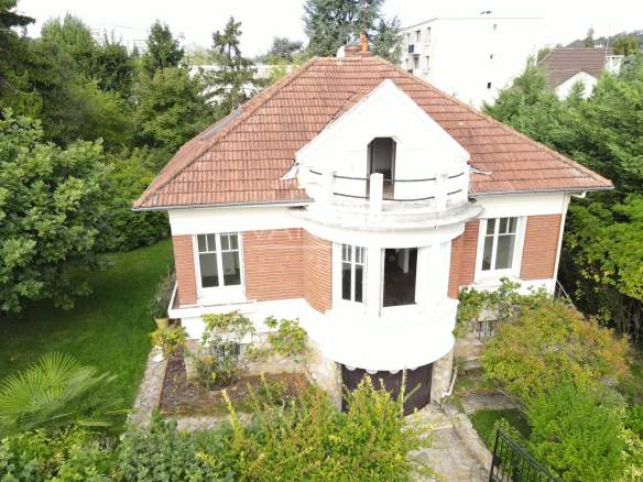 Maison familiale rénovée avec jardin à Sceaux, vue aérienne.